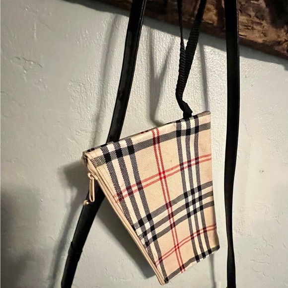 Burberry Black Leather Shoulder Bag with Plaid Pouch & Interior - Picture 4 of 8